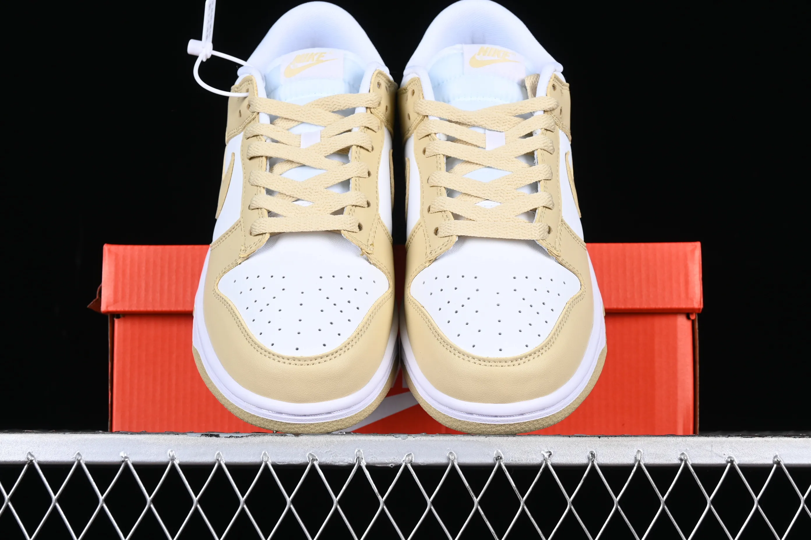 All Categories Nk SB Dunk Series Nk SB Dunk Low low-top sneakers Cost-effective version Dunk Low "Team Gold" golden wheat color SB low-top sports and leisure sneakers DV0833-100